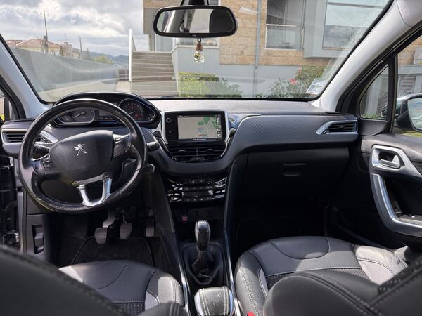 Peugeot 2008 ALLURE. Carros