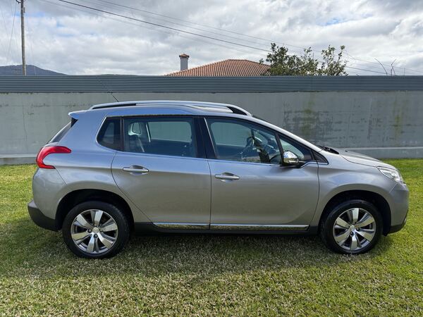 Peugeot 2008 ALLURE. Carros