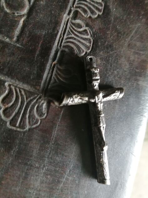 cruz de terço antiga. Estátuas e artigos religiosos