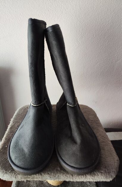 Botas estilo Pantufa acinzentadas n 41 da Justine . Botas e botins