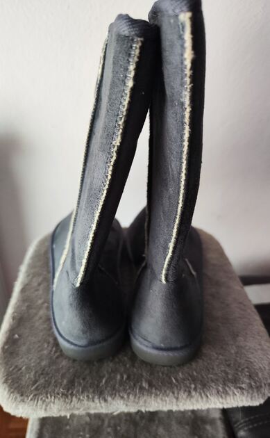 Botas estilo Pantufa acinzentadas n 41 da Justine . Botas e botins