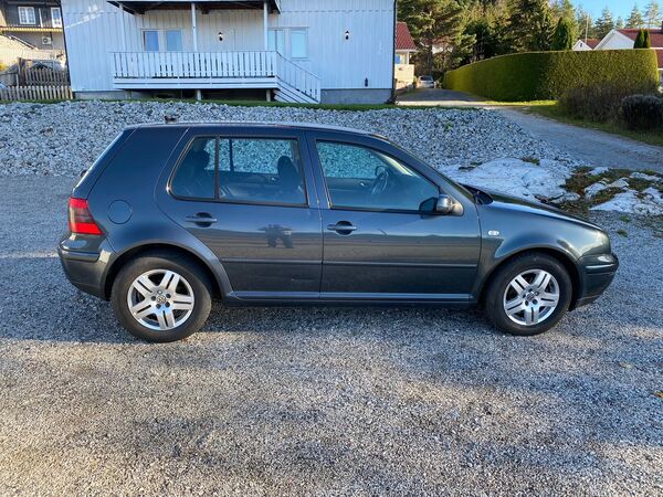 Volkswagen Golf. Carros