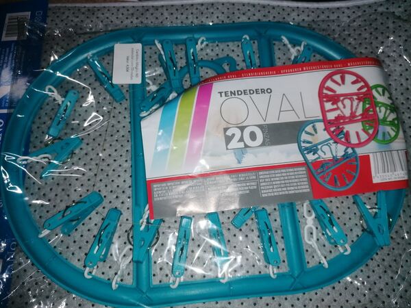 Estendal com 20 molas azul 4.50€. Organização da casa