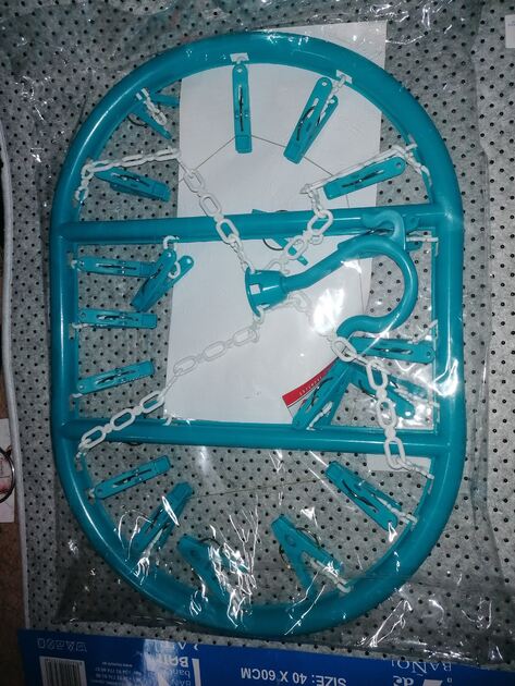 Estendal com 20 molas azul 4.50€. Organização da casa