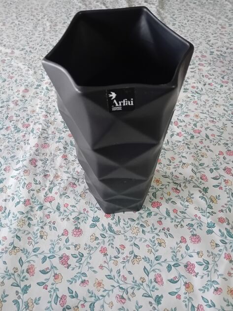 Jarra hexagonal Arfai Ceramics Portugal. Vasos