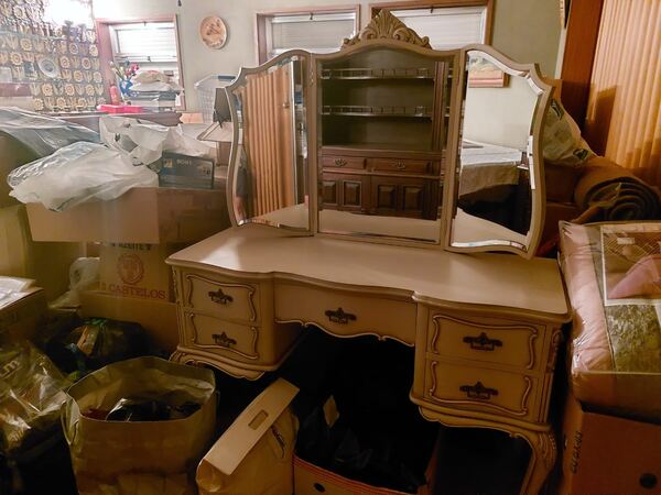 Vendo mobília de quarto em Madeira. Conjuntos de móveis para quarto