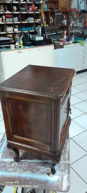 Mesinha de cabeceira nº 5. Mesinhas