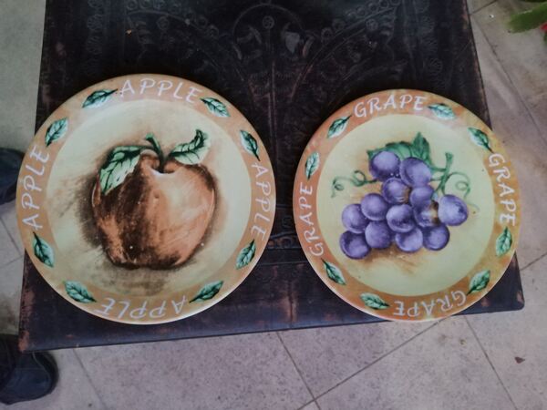 conj 2 pratos vintage , apple/grape. Pratos