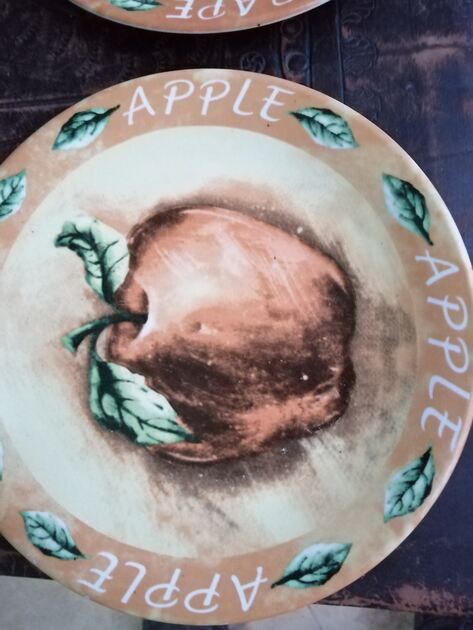 conj 2 pratos vintage , apple/grape. Pratos