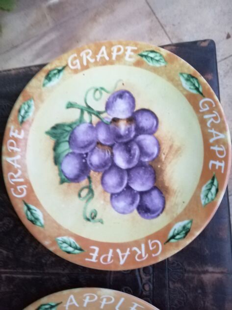 conj 2 pratos vintage , apple/grape. Pratos