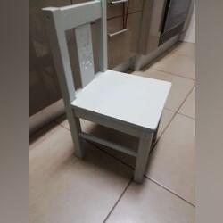 Cadeira  em  madeira com relevo p  bebe/crianca . Mobiliario. Santa Maria Maior