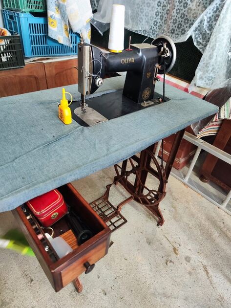 Máquina de Costura a pedal manual da Oliva. Máquinas de Coser Antigas