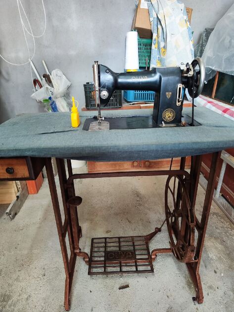 Máquina de Costura a pedal manual da Oliva. Máquinas de Coser Antigas