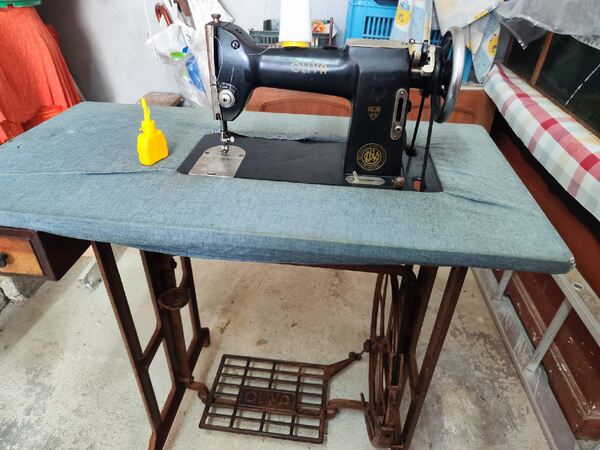 Máquina de Costura a pedal manual da Oliva. Máquinas de Coser Antigas