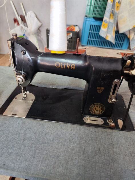 Máquina de Costura a pedal manual da Oliva. Máquinas de Coser Antigas