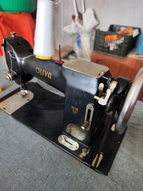 Máquina de Costura a pedal manual da Oliva. Máquinas de Coser Antigas