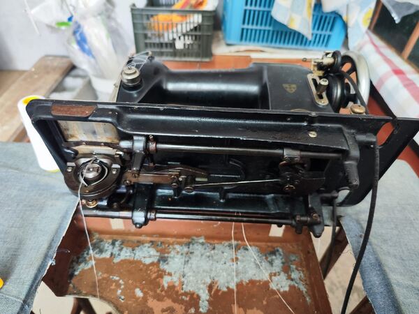 Máquina de Costura a pedal manual da Oliva. Máquinas de Coser Antigas