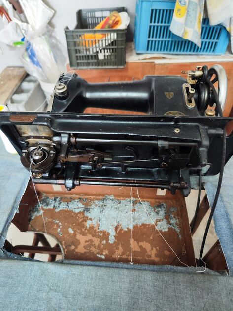 Máquina de Costura a pedal manual da Oliva. Máquinas de Coser Antigas