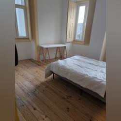 Aluguer quarto Estudantes. Ofereço Quarto para Arrendar. Coimbra. 300 m2 4 quartos ou mais Cama de casal   3 banhos ou mais Médio (4-11 meses) Andar intermédio Internet Mobiliado Quarto privado Limpeza incluída Sem animais domésticos Proibido fumar