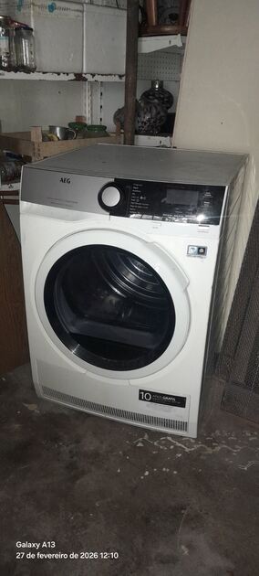 Máquina de secar roupa com avaria. Máquina de Secar Roupa