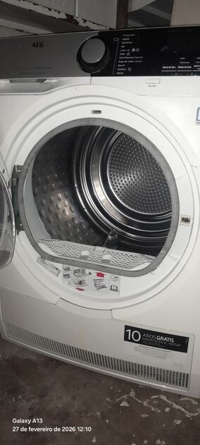 Máquina de secar roupa com avaria. Máquina de Secar Roupa