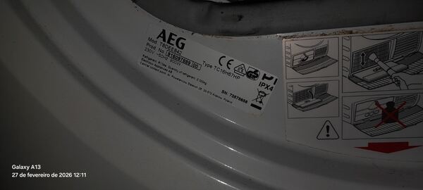 Máquina de secar roupa com avaria. Máquina de Secar Roupa