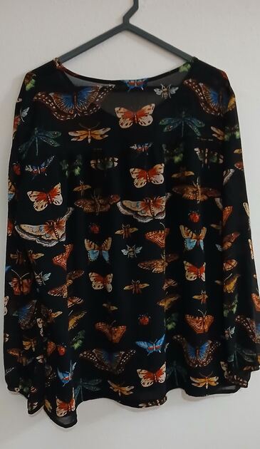 Linda blusa estampada com borboletas. Nova. Camisolas