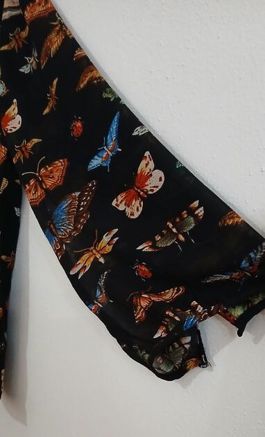 Linda blusa estampada com borboletas. Nova. Camisolas
