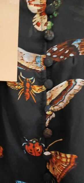 Linda blusa estampada com borboletas. Nova. Camisolas