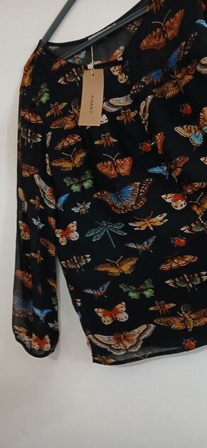 Linda blusa estampada com borboletas. Nova. Camisolas
