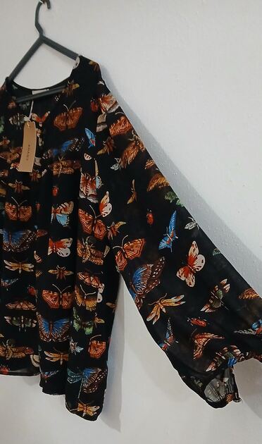Linda blusa estampada com borboletas. Nova. Camisolas