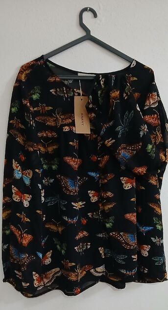 Linda blusa estampada com borboletas. Nova. Camisolas