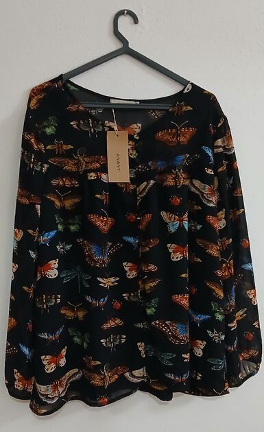 Linda blusa estampada com borboletas. Nova. Camisolas