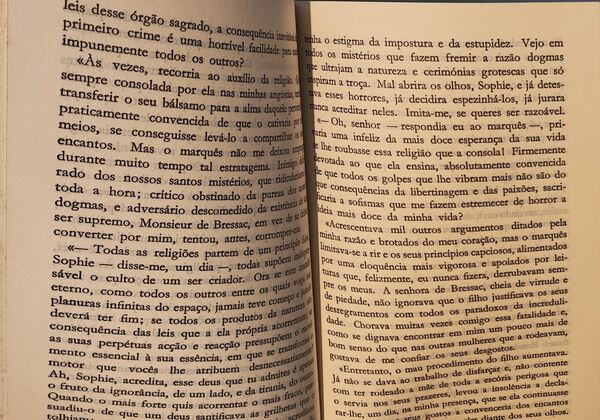 Os Infortúnios da Virtude - Marquês de Sade. Livros