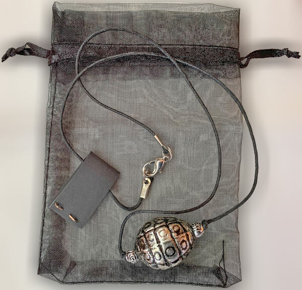 Fio com Esfera em Metal, Novo/Exclusivo/Único. Colares