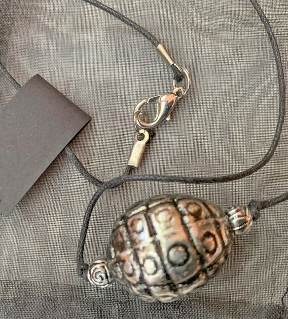 Fio com Esfera em Metal, Novo/Exclusivo/Único. Colares