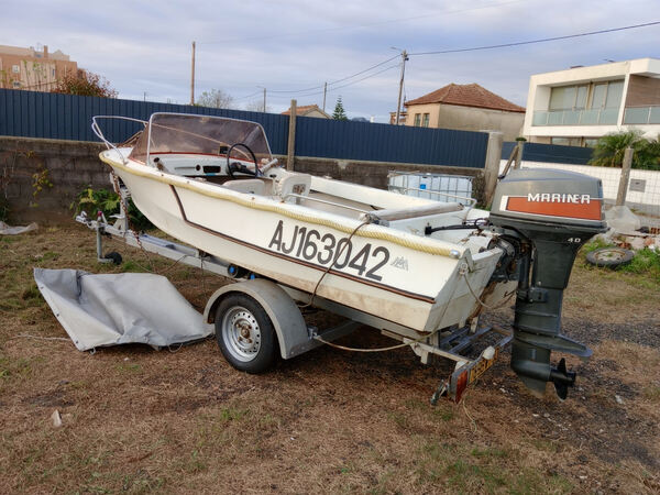 BARCO DE PESCA COM ATRELADO. Barcos de pesca