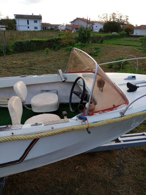BARCO DE PESCA COM ATRELADO. Barcos de pesca