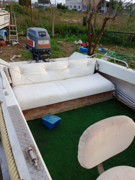 BARCO DE PESCA COM ATRELADO. Barcos de pesca