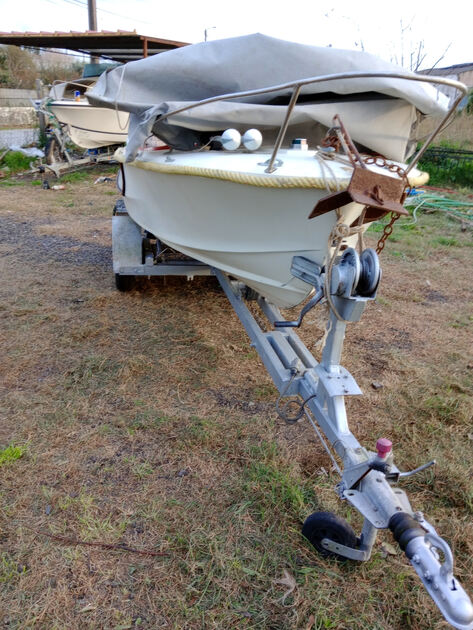 BARCO DE PESCA COM ATRELADO. Barcos de pesca
