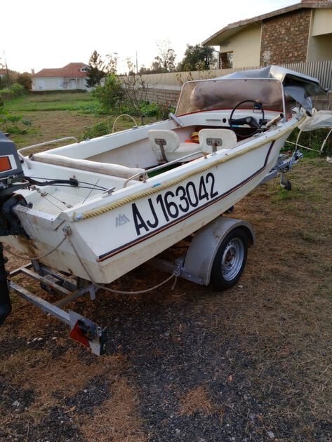 BARCO DE PESCA COM ATRELADO. Barcos de pesca