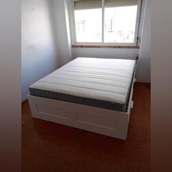 Quarto de casal . Ofereço Quarto para Arrendar.  1 quarto Cama de casal   1 banho Último andar Internet Mobiliado Sem animais domésticos