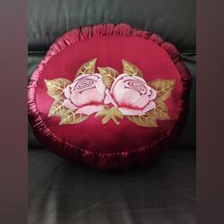 Linda almofada artesanal bordeaux com rosas. Almofadas