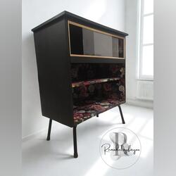Móvel de apoio Vintage com vitrine 
📏Medidas: 
Comprimento 0.75cm 
Profundidade 0.45 cm
Altura 0.89cm 
Valor 150€ 
🚛Possibilidade de entrega em algumas localidades mediante acréscimo de valor . Aparadores