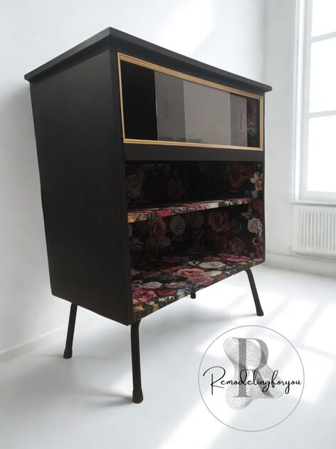 Móvel de apoio Vintage com vitrine
📏Medidas:
Comprimento 0.75cm
Profundidade 0.45 cm
Altura 0.89cm
Valor 150€
🚛Possibilidade de entrega em algumas localidades mediante acréscimo de valor . Aparadores