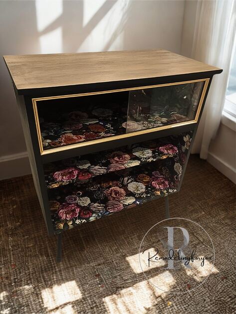 Móvel de apoio Vintage com vitrine
📏Medidas:
Comprimento 0.75cm
Profundidade 0.45 cm
Altura 0.89cm
Valor 150€
🚛Possibilidade de entrega em algumas localidades mediante acréscimo de valor . Aparadores