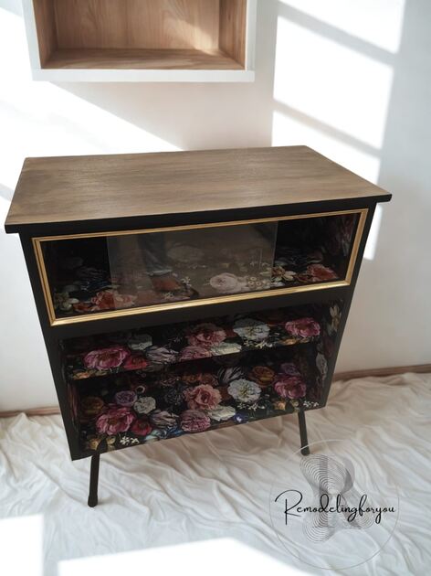 Móvel de apoio Vintage com vitrine
📏Medidas:
Comprimento 0.75cm
Profundidade 0.45 cm
Altura 0.89cm
Valor 150€
🚛Possibilidade de entrega em algumas localidades mediante acréscimo de valor . Aparadores