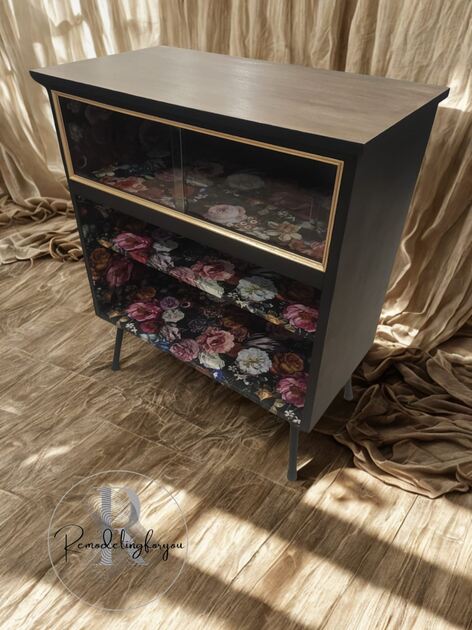 Móvel de apoio Vintage com vitrine
📏Medidas:
Comprimento 0.75cm
Profundidade 0.45 cm
Altura 0.89cm
Valor 150€
🚛Possibilidade de entrega em algumas localidades mediante acréscimo de valor . Aparadores