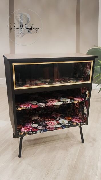 Móvel de apoio Vintage com vitrine
📏Medidas:
Comprimento 0.75cm
Profundidade 0.45 cm
Altura 0.89cm
Valor 150€
🚛Possibilidade de entrega em algumas localidades mediante acréscimo de valor . Aparadores