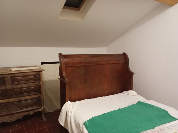 2 comodas, uma cama e pecas pequenas em ferro e . Cómoda